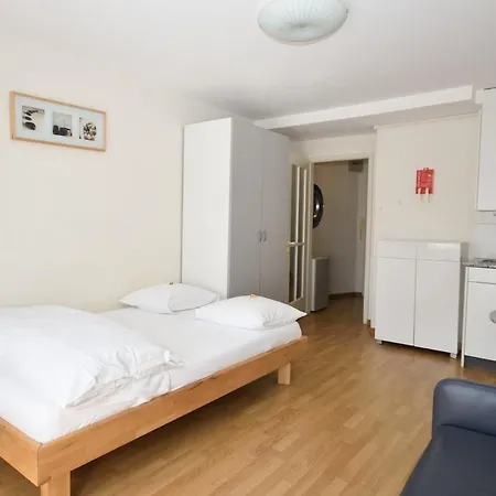 Cute In The Center - Crown 42 Apartment