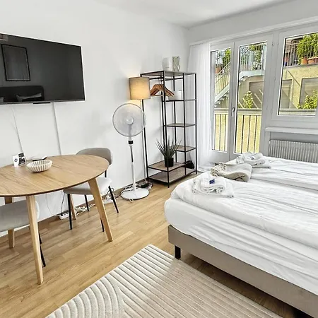 Cute In The Center - Crown 42