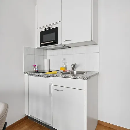 Cute In The Center - Crown 42 * Curych