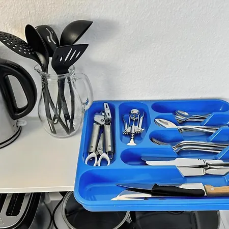 Cute In The Center - Crown 42 Zurich