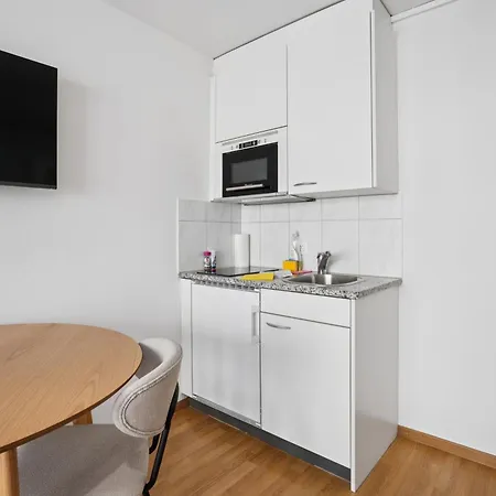 Cute In The Center - Crown 42