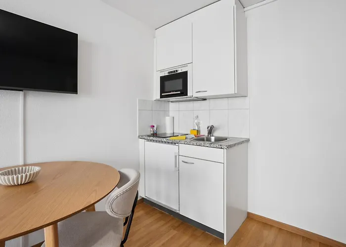 Cute In The Center - Crown 42