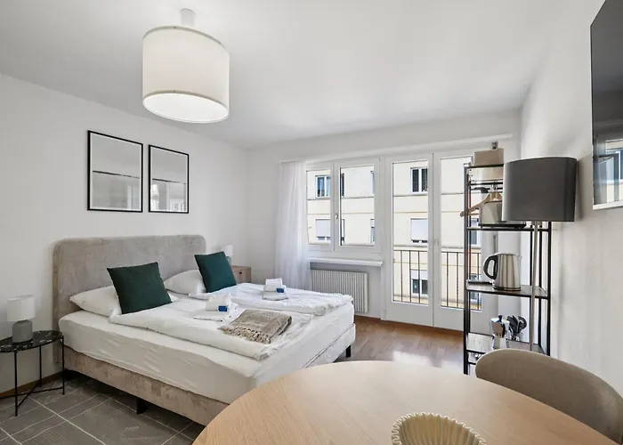 Cute In The Center - Crown 42 Zurique