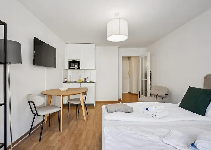 Cute In The Center - Crown 42 زيورخ