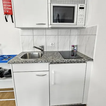 Cute In The Center - Crown 42