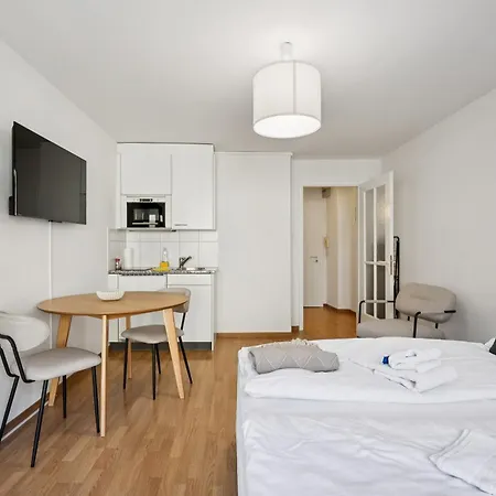 Cute In The Center - Crown 42 취리히